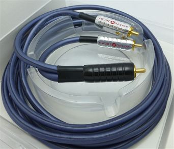 WIREWORLD LUNA 7 - przewód subwooferowy RCA/2RCA 4 m